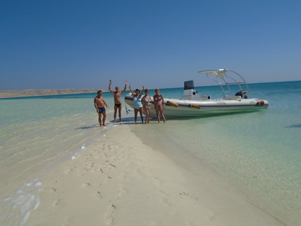 Speed boat trip to Abu minqar island in Hurghada 